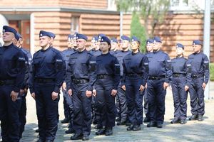 Ślubujący policjanci na placu apelowym OPP w Katowicach.