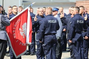 Ślubowanie policjantów przed pocztem sztandarowym.