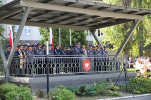 Trybuna z gośćmi honorowymi.