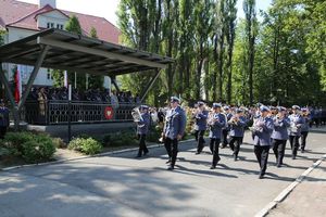 Defilada kończąca uroczystość. Na pierwszym planie maszeruje Orkiestra KWP w Katowicach, na dalszym planie trybuna z gośćmi uroczystości