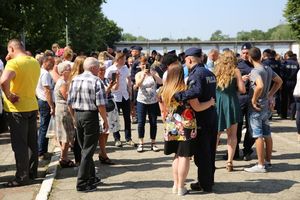 Nowi policjanci spotykają się ze swoimi rodzinami i bliskimi na placu apelowym po uroczystościach