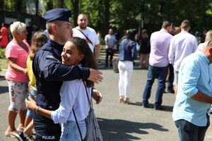 Nowi policjanci spotykają się ze swoimi rodzinami i bliskimi na placu apelowym po uroczystościach