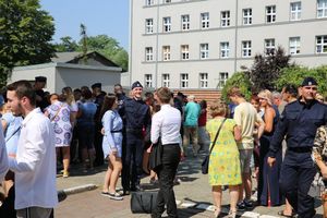 Nowi policjanci spotykają się ze swoimi rodzinami i bliskimi na placu apelowym po uroczystościach