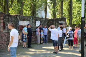 Nowi policjanci spotykają się ze swoimi rodzinami i bliskimi na placu apelowym po uroczystościach