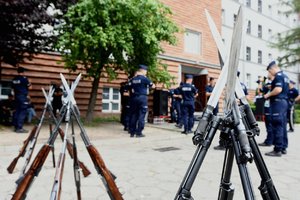 Na pierwszym planie broń policjantów z kompanii honorowej, w tle policjanci