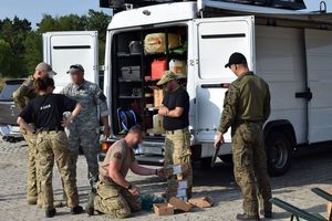 uczestnicy szkolenia przygotowują sprzęt, który wykorzystany zostanie podczas ćwiczeń