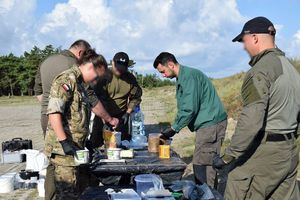 uczestnicy szkolenia przygotowują sprzęt, który wykorzystany zostanie podczas ćwiczeń