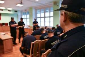 Policjanci w trakcie odprawy służbowej