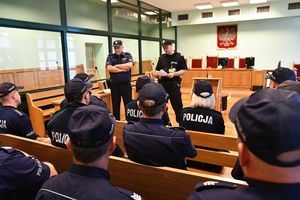 Policjanci w trakcie odprawy służbowej