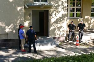 Policjanci prowadzący zatrzymanych