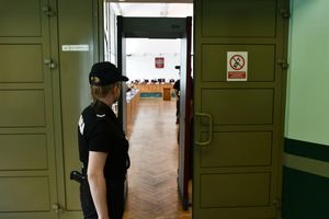 Policjantka przed salą rozpraw