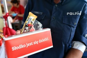 Słodycze trzymane przez policjanta