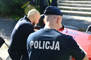 Policjanci wypełniają dokumenty niezbędne do rejestracji w bazie dawców