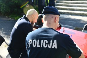 Policjanci wypełniają dokumenty niezbędne do rejestracji w bazie dawców