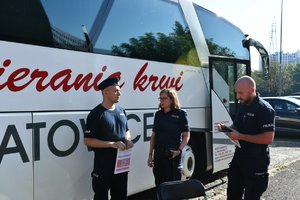 Policjanci przez autobusem