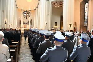 policjanci w kościele podczas uroczystej mszy