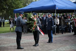 policjanci podczas złożenia kwiatów przed grobem