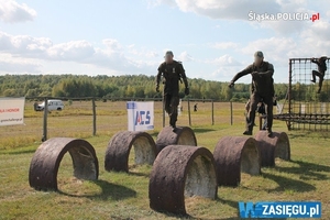 zawodnicy pokonujący tor przeszkód