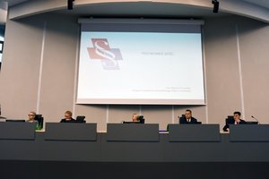 Prelegenci konferencji siedzący przy stole prezydialnym