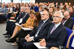 Uczestnicy konferencji wysłuchujący wykładu prelegenta