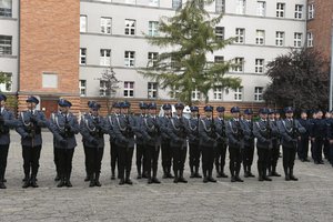 Zdjęcie kolorowe, przedstawiające składanie meldunku Panu Komendantowi.