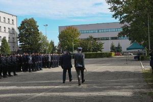 Zdjęcie kolorowe, przedstawiające składanie meldunku Panu Komendantowi.