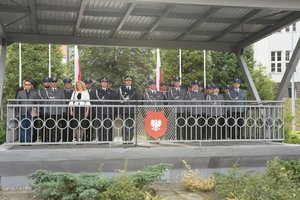 Zdjęcie kolorowe, przedstawiające Pana Komendanta i zaproszonych gości.