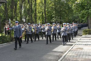 Zdjęcie kolorowe, przedstawiające przemarsz policjantów.