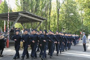 Zdjęcie kolorowe, przedstawiające przemarsz policjantów.