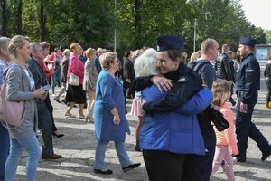 Zdjęcie kolorowe, przedstawiające przybyłych gości na ślubowanie.