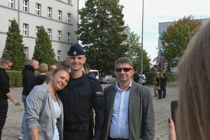 Zdjęcie kolorowe, przedstawiające policjantów z rodzinami.