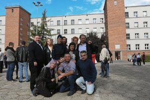 Zdjęcie kolorowe, przedstawiające policjantów i ich rodziny.