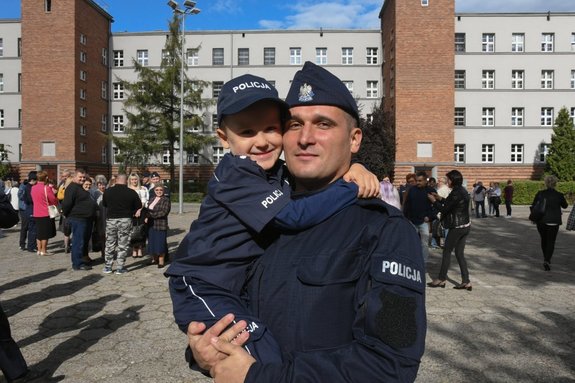 Zdjęcie kolorowe, przedstawiające policjantów i ich rodziny.