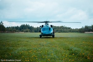 Zdjęcie kolorowe. Śmigłowiec na lądowisku