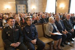 Zdjęcie kolorowe. Przedstawia uczestników konferencji. W pierwszym rzędzie od lewej nadbryg. Jacek Kleszczewski, Komendant Wojewódzki Państwowej Straży Pożarnej w Katowicach, insp. Roman Rabsztyn, Pierwszy Zastępca Komendanta Wojewódzkiego Policji w Katowicach, poseł na Sejm RP Maria Nowak, Stanisław Szwed Sekretarz Stanu w Ministerstwie Rodziny, Pracy i Polityki Społecznej, Jan Chrząszcz Wicewojewoda Śląski.