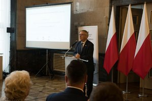 Zdjęcie kolorowe. Na zdjęciu Stanisław Szwed - Sekretarz Stanu w Ministerstwie Rodziny, Pracy i Polityki Społecznej.