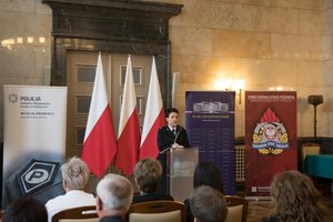 Zdjęcie kolorowe. Na zdjęciu uczestnicy konferencji oraz mł. bryg. Aneta Gołębiowska z Państwowej Straży Pożarnej.