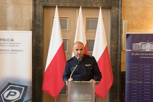 Zdjęcie kolorowe. Na zdjęciu uczestnicy konferencji oraz podkom. Kazimierz Toborowicz z KWP w Katowicach