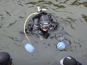 Zdjęcie kolorowe. Policjant podczas zajęć nurkowania