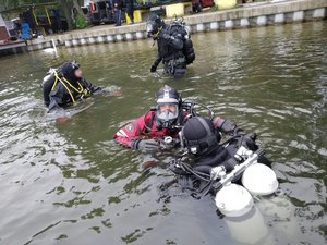 Zdjęcie kolorowe. Policjanci podczas zajęć nurkowania