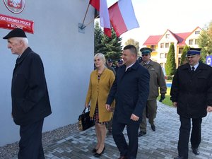 Zdjęcie kolorowe: Zastępca Prezydenta Miasta Bielska- Białej Piotr Kucia z zaproszonymi gośćmi przed budynkiem posterunku