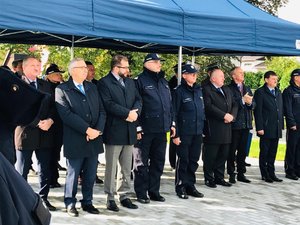 Zdjęcie kolorowe: Komendant Wojewódzki Policji w Katowicach nadinsp. dr Krzysztof Justyński podczas uroczystości otwarcia posterunku wraz z zaproszonymi gośćmi i policjantami