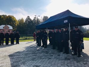 Zdjęcie kolorowe: Komendant Wojewódzki Policji w Katowicach nadinsp. dr Krzysztof Justyński podczas uroczystości otwarcia posterunku wraz z zaproszonymi gośćmi i policjantami