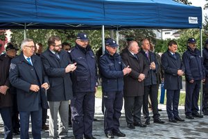 zdjęcie kolorowe: goście biorący udział w otwarciu posterunków