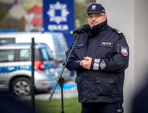 zdjęcie kolorowe: Komendant Wojewódzki Policji w Katowicach podczas przemówienia