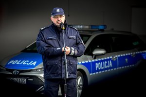 zdjęcie kolorowe: Komendant Wojewódzki Policji w Katowicach podczas przemówienia