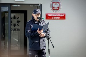 zdjęcie kolorowe: Komendant Komendy Powiatowej Policji w Cieszynie podczas przemówienia