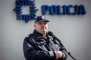 zdjęcie kolorowe: Komendant Wojewódzki Policji w Katowicach podczas przemówienia