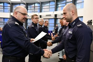 generał oraz zastępcy gratulują stojącym w szeregu policjantom