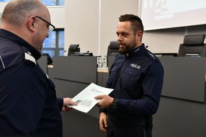 generał wręcza dyżurnemu rybnickiej policji list gratulacyjny